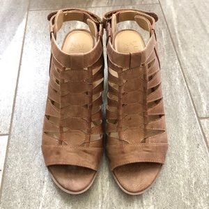 Naturalizer Talan Sandals in Latte, Size 9